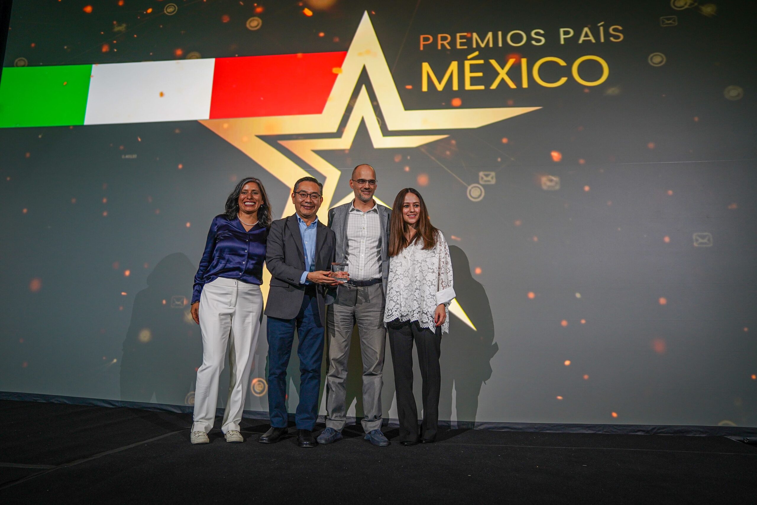 Santander y BlueMessaging Premio Platino: Elevando la Experiencia del Cliente con IA Generativa